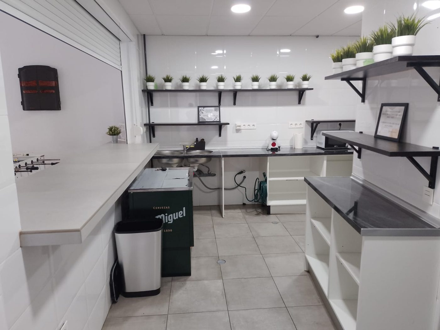 Cocina y zona de merienda equipada con futbolín
